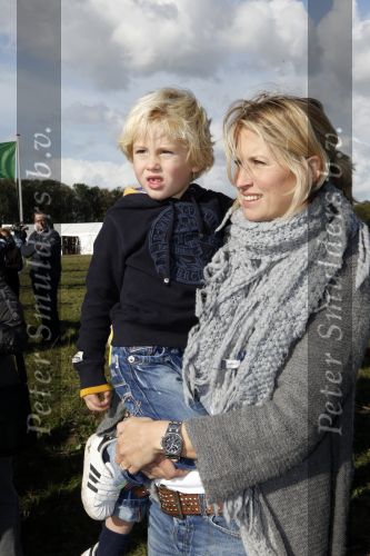 Benthuizen 17 oktober 2009
Nationale boomplantdag. Anouk Max en Edwin Smulders bij de bomen van Bo en Max
Peter Smulders bv