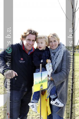 Benthuizen 17 oktober 2009
Nationale boomplantdag. Anouk Max en Edwin Smulders bij de bomen van Bo en Max
Peter Smulders bv