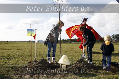 Benthuizen 17 oktober 2009
Nationale boomplantdag. Anouk Max en Edwin Smulders bij de bomen van Bo en Max
Peter Smulders bv