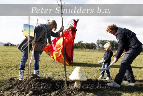 Benthuizen 17 oktober 2009
Nationale boomplantdag. Anouk Max en Edwin Smulders bij de bomen van Bo en Max
Peter Smulders bv