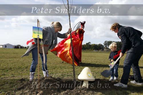 Benthuizen 17 oktober 2009
Nationale boomplantdag. Anouk Max en Edwin Smulders bij de bomen van Bo en Max
Peter Smulders bv