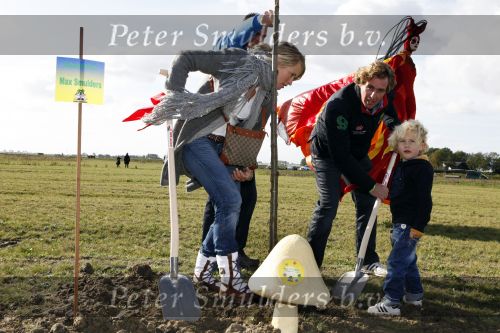 Benthuizen 17 oktober 2009
Nationale boomplantdag. Anouk Max en Edwin Smulders bij de bomen van Bo en Max
Peter Smulders bv