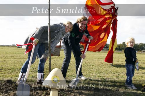 Benthuizen 17 oktober 2009
Nationale boomplantdag. Anouk Max en Edwin Smulders bij de bomen van Bo en Max
Peter Smulders bv