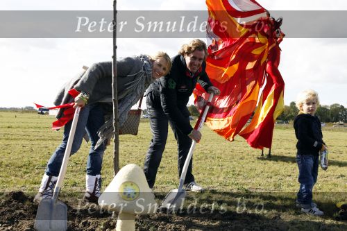 Benthuizen 17 oktober 2009
Nationale boomplantdag. Anouk Max en Edwin Smulders bij de bomen van Bo en Max
Peter Smulders bv