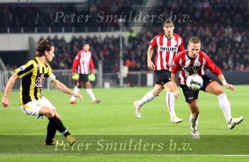 Eindhoven, 31 Oktober 2009
Kompetitiewedstrijd PSV-Vitesse, eindstand 1-0 Seizoen 2009/2010
Balazs Dzsudzsak in duel met Paul Verhaegh
Foto Junior Smulders