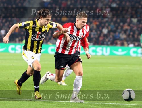 Eindhoven, 31 Oktober 2009
Kompetitiewedstrijd PSV-Vitesse, eindstand 1-0 Seizoen 2009/2010
Balazs Dzsudzsak in duel met Paul Verhaegh
Foto Junior Smulders