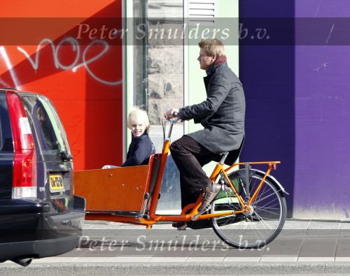 Amsterdam 14 oktober 2009
bastiaan Ragas met zoon Sem in de bakfiets.
Peter Smulders bv