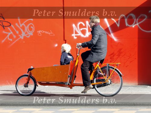 Amsterdam 14 oktober 2009
bastiaan Ragas met zoon Sem in de bakfiets.
Peter Smulders bv