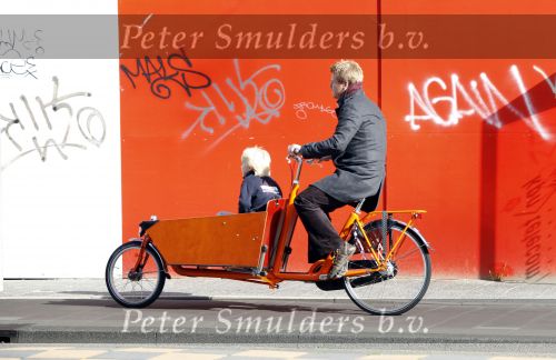 Amsterdam 14 oktober 2009
bastiaan Ragas met zoon Sem in de bakfiets.
Peter Smulders bv