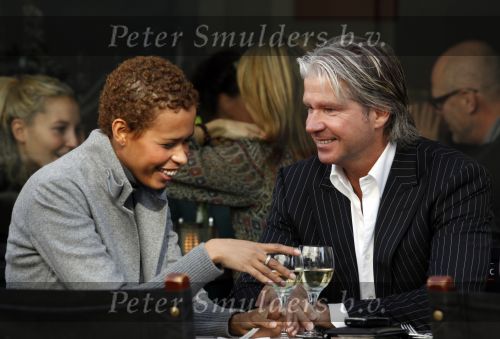 Amsterdam 23 oktober 2009
Dries Roelvink met zijn nieuwe vriendin op terras op de pc hooftstraat.