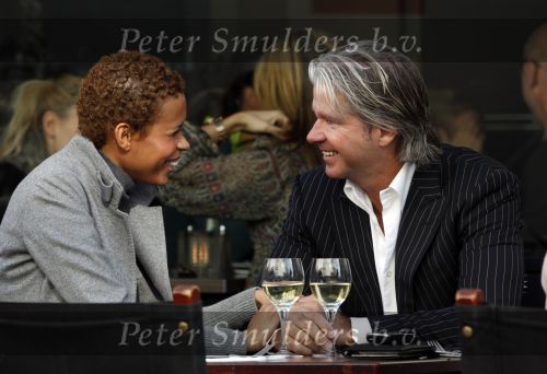 Amsterdam 23 oktober 2009
Dries Roelvink met zijn nieuwe vriendin op terras op de pc hooftstraat.