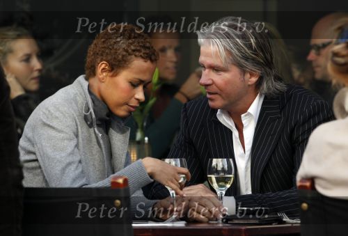 Amsterdam 23 oktober 2009
Dries Roelvink met zijn nieuwe vriendin op terras op de pc hooftstraat.
