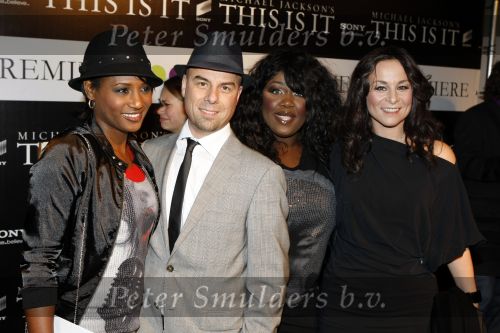 Amsterdam 28 2n 28 oktober 2009
Premiere film michael Jackson in Tuschinski. Edsilia Rombley Tjeerd Oosterhuis Trijntje Oosterhuis en Bergit Lewis
Peter Smulders bv
