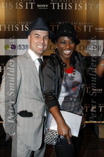 Amsterdam 28 2n 28 oktober 2009
Premiere film michael Jackson in Tuschinski. Edsilia Rombley Tjeerd Oosterhuis Trijntje Oosterhuis en Bergit Lewis
Peter Smulders bv