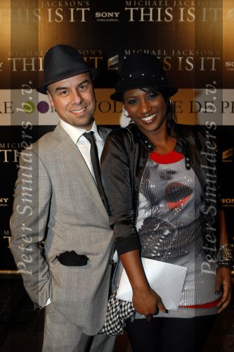 Amsterdam 28 2n 28 oktober 2009
Premiere film michael Jackson in Tuschinski. Edsilia Rombley Tjeerd Oosterhuis Trijntje Oosterhuis en Bergit Lewis
Peter Smulders bv