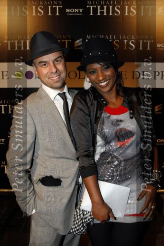 Amsterdam 28 2n 28 oktober 2009
Premiere film michael Jackson in Tuschinski. Edsilia Rombley Tjeerd Oosterhuis Trijntje Oosterhuis en Bergit Lewis
Peter Smulders bv