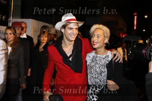Amsterdam 28 2n 28 oktober 2009
Premiere film michael Jackson in Tuschinski. Egbert Jan Weber met zijn vriendin
Peter Smulders bv
