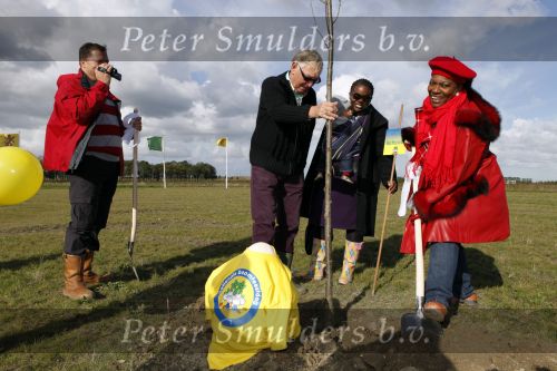 Benthuizen 17 oktober 2009
Nationale boomplantdag. Gerda Havertong met man dochter kleinkind en schoonzoon
Peter Smulders bv