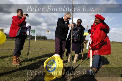 Benthuizen 17 oktober 2009
Nationale boomplantdag. Gerda Havertong met man dochter kleinkind en schoonzoon
Peter Smulders bv