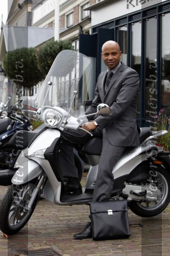 Ouderkerk aan de Amstel 30 oktober 2009
Humberto tan op een Piaggio scooter die hij ontworpen heeft.
Peter Smulders bv