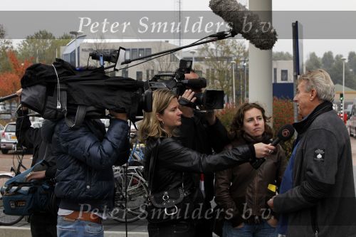 Purmerend 22 oktober 2009
Jan Smit wordt in het ziekenhuis van Purmerend opgezocht door zijn vriendin Liza Plat manager Jaap Buijs collega Marco Borsato en vander Ruud Smit.