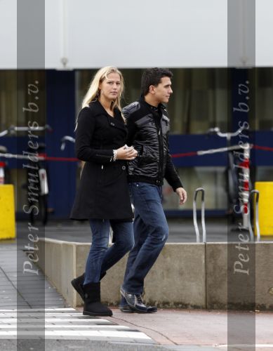 Purmerend 4 november 2009
Jan Smit en zijn vriendin Liza Plat verlaten het ziekenhuis van Purmerend na controle van Jan zijn Oor problemen.
Peter Smulders bv