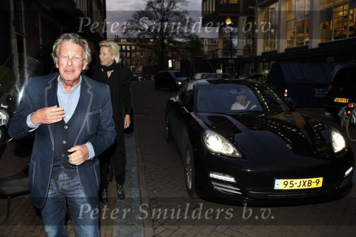 Amsterdam 8 oktober 2009
Feestavond  tbv orange babies. Jan en Monique des Bouvrie met Porsche Panamera
Peter Smulders bv