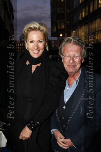 Amsterdam 8 oktober 2009
Feestavond  tbv orange babies. Jan en Monique des Bouvrie met Porsche Panamera
Peter Smulders bv