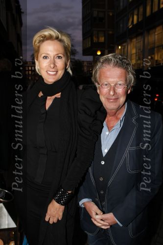 Amsterdam 8 oktober 2009
Feestavond  tbv orange babies. Jan en Monique des Bouvrie met Porsche Panamera
Peter Smulders bv