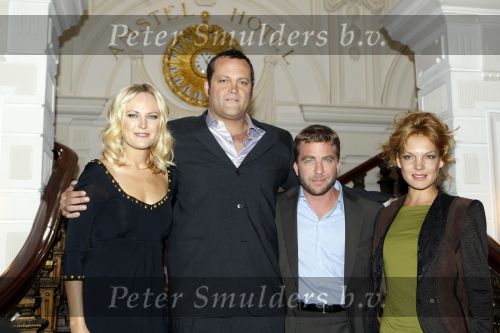 Amsterdam  26 oktober 2009
Photocall Couples Retreat met Vince Vaughn Malin Akerman en Peter Billingsley
en de nederlandse actrice Janna Fassaert
Peter Smulders bv
