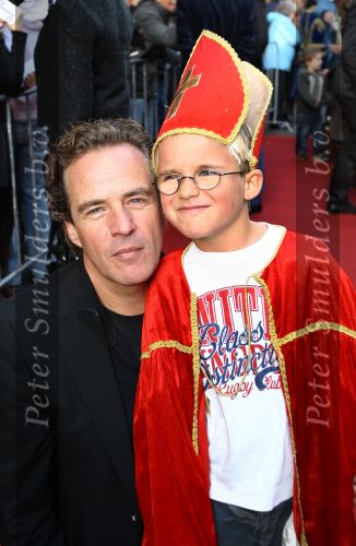Amsterdam, 4 Oktober 2009
Premiere in Tuschinski, Nederlandse speelfilm:
Sinterklaas en de verdwenen pakjesboot
Joep Serton met zijn zoontje
Foto Peter Smulders