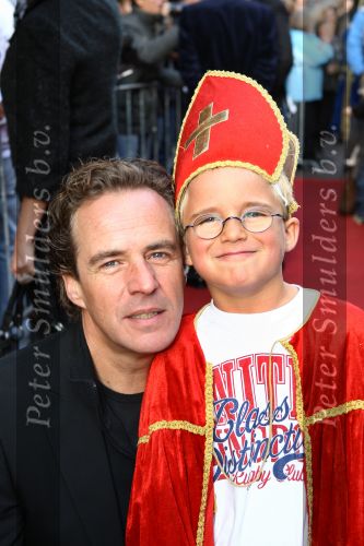 Amsterdam, 4 Oktober 2009
Premiere in Tuschinski, Nederlandse speelfilm:
Sinterklaas en de verdwenen pakjesboot
Joep Serton met zijn zoontje
Foto Peter Smulders