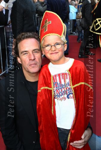 Amsterdam, 4 Oktober 2009
Premiere in Tuschinski, Nederlandse speelfilm:
Sinterklaas en de verdwenen pakjesboot
Joep Serton met zijn zoontje
Foto Peter Smulders