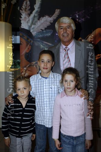 Rotterdam 25 oktober 2009
Premiere Holiday on ice in ahoy. Klaas Wilting met kleinkinderen
Peter Smulders bv