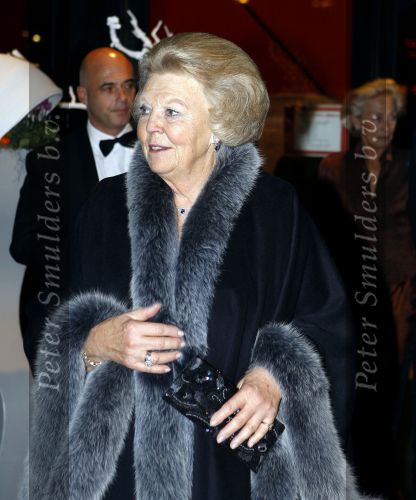 Den Haag 28 oktober 2009
Prinses Maxima Prins Willem Alexander Koningin Beatrix Prins Laurentien en Prins Constantijn bij opening Holland festival in Lucent danstheater.
Peter Smulders bv