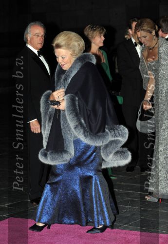 Den Haag 28 oktober 2009
Prinses Maxima Prins Willem Alexander Koningin Beatrix Prins Laurentien en Prins Constantijn bij opening Holland festival in Lucent danstheater.
Peter Smulders bv