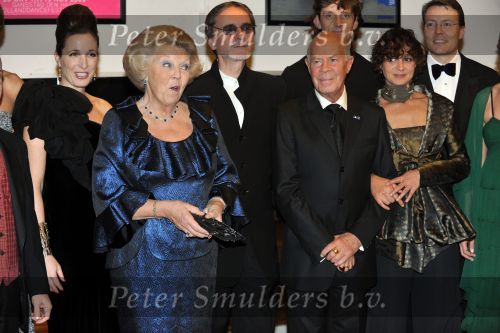 Den Haag 28 oktober 2009
Prinses Maxima Prins Willem Alexander Koningin Beatrix Prins Laurentien en Prins Constantijn bij opening Holland festival in Lucent danstheater.
Peter Smulders bv