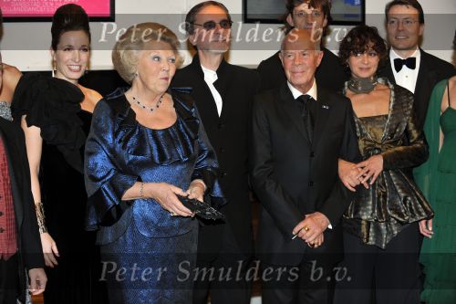 Den Haag 28 oktober 2009
Prinses Maxima Prins Willem Alexander Koningin Beatrix Prins Laurentien en Prins Constantijn bij opening Holland festival in Lucent danstheater.
Peter Smulders bv