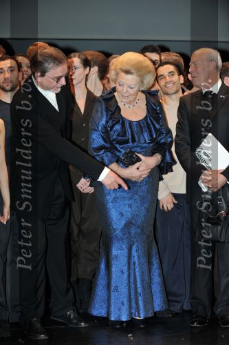 Den Haag 28 oktober 2009
Prinses Maxima Prins Willem Alexander Koningin Beatrix Prins Laurentien en Prins Constantijn bij opening Holland festival in Lucent danstheater.
Peter Smulders bv