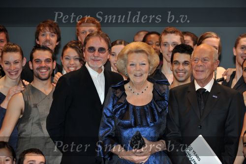 Den Haag 28 oktober 2009
Prinses Maxima Prins Willem Alexander Koningin Beatrix Prins Laurentien en Prins Constantijn bij opening Holland festival in Lucent danstheater.
Peter Smulders bv