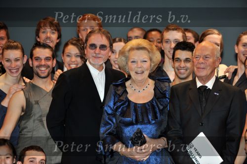 Den Haag 28 oktober 2009
Prinses Maxima Prins Willem Alexander Koningin Beatrix Prins Laurentien en Prins Constantijn bij opening Holland festival in Lucent danstheater.
Peter Smulders bv