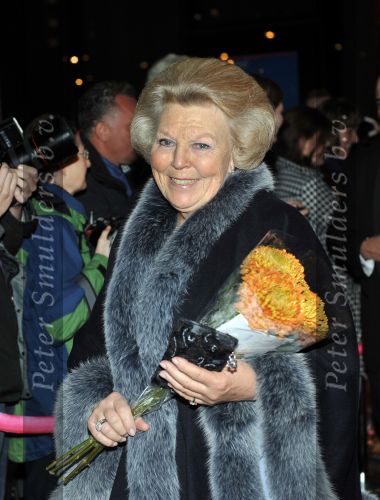 Den Haag 28 oktober 2009
Prinses Maxima Prins Willem Alexander Koningin Beatrix Prins Laurentien en Prins Constantijn bij opening Holland festival in Lucent danstheater.
Peter Smulders bv
