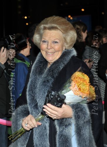 Den Haag 28 oktober 2009
Prinses Maxima Prins Willem Alexander Koningin Beatrix Prins Laurentien en Prins Constantijn bij opening Holland festival in Lucent danstheater.
Peter Smulders bv