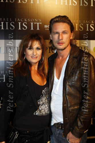 Amsterdam 28 2n 28 oktober 2009
Premiere film michael Jackson in Tuschinski. Laura Vlasblom met man
Peter Smulders bv