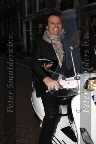 Amsterdam 8 oktober 2009
Feestavond  tbv orange babies. Leco v Zadelhoff op vespa scooter
Peter Smulders bv