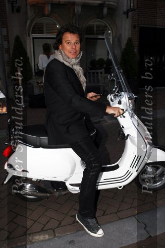Amsterdam 8 oktober 2009
Feestavond  tbv orange babies. Leco v Zadelhoff op vespa scooter
Peter Smulders bv
