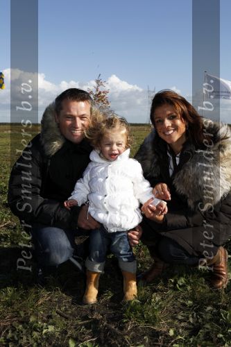 Benthuizen 17 oktober 2009
Nationale boomplantdag. Leontien v Moorsel met dochter Indy en man Michael Zijlaard
Peter Smulders bv