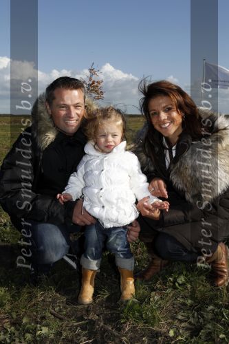 Benthuizen 17 oktober 2009
Nationale boomplantdag. Leontien v Moorsel met dochter Indy en man Michael Zijlaard
Peter Smulders bv
