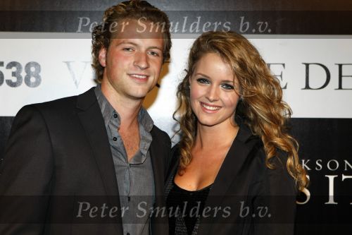 Amsterdam 28 2n 28 oktober 2009
Premiere film michael Jackson in Tuschinski. Liza Sips met broer
Peter Smulders bv