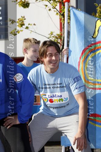 Amsterdam 18 oktober 2009
Wendy v Dijk geeft het startschot van de 7.5 km van Menzis bij de amsterdam marathon. Er wordt gelopen voor de stichting Semmy.
 Wendy is 4 en een halve maand zwanger. Haar broer Mike loopt ook mee alsmede Lodewijk Hoekstra.
Peter Smulders bv